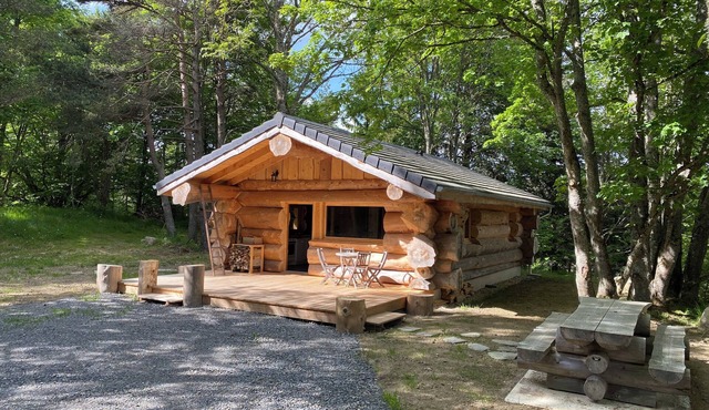 Wooden chalet with all comforts in a forest setting 2 km from the village by footpath.