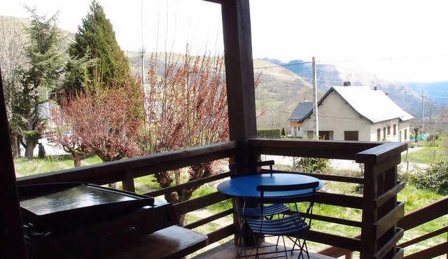 Wooden chalet completely renovated in 2016, 9 pers. Ideal situation winter / summer,