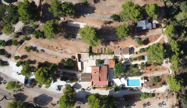 Wooden chalet for 2 (+2) with private entrance, shared pool and stunning views