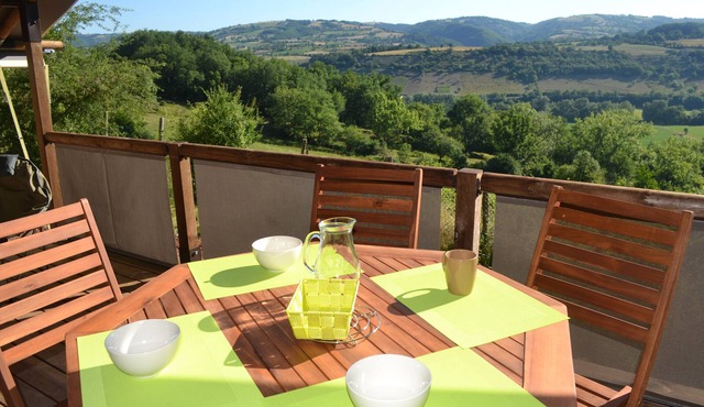 Wooden Chalet in Bessuéjouls – Glamping Lodge with Private Terrace, Garden, and Mountain View