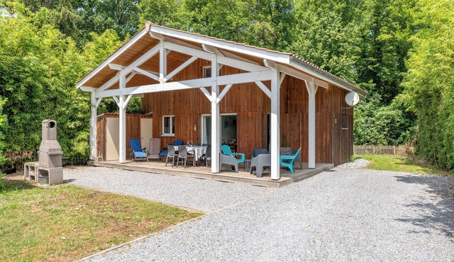 Wooden chalet in the heart of the Arcachon basin, in Biganos.