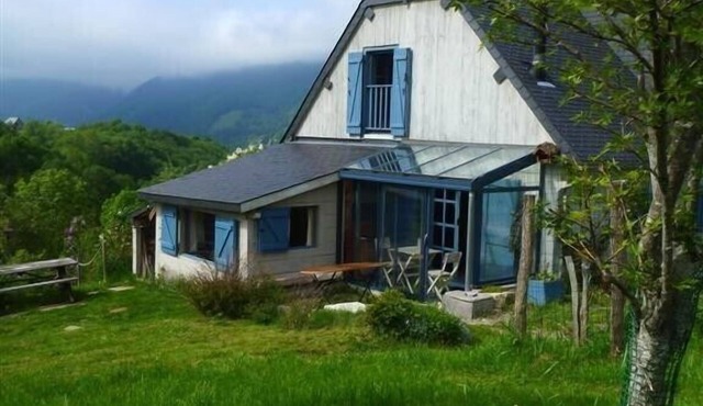 Wooden chalet in the heart of the Pyrenees on an exceptional site.