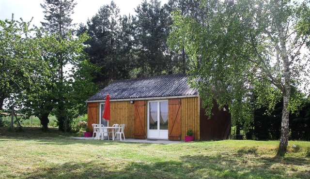 Wooden chalet on fenced plot with pond, 4 people, completely renovated