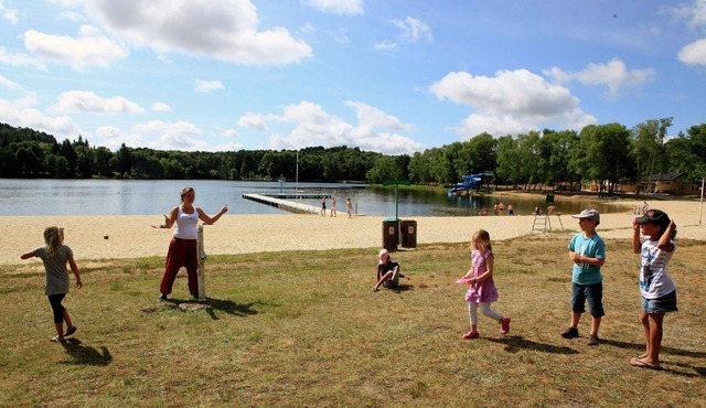 Wooden chalet on the edge of Lac de Miel