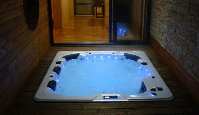 Wooden cottage 8/15 people pool, sauna, Jacuzzi Jurançon Atlantic Pyrenees