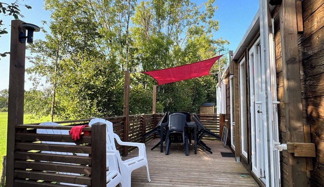 Wooden cottage with terrace overlooking the countryside and swimming pool, optional Kota grill