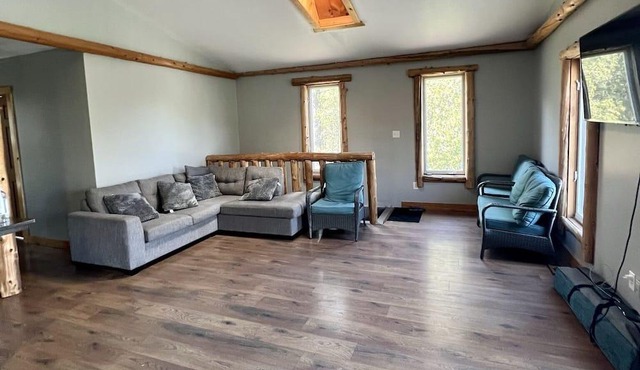 Wooden Gourmet Cottage with HotTub (Near HorseShoe Valley)
