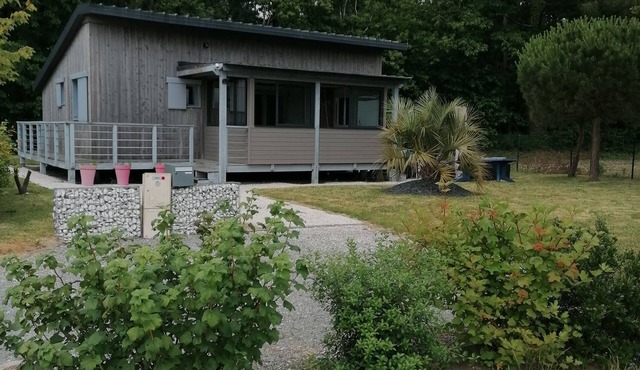 Wooden house, 15 min from seaside, ideal for family, swimming pool, playground, secure park.