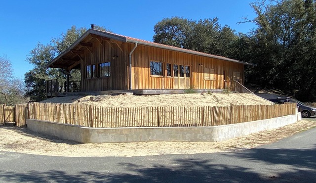 Wooden house at the foot of Lac d'Hourtin, at the gateway to the nature reserve