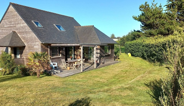 Wooden house Kerguerezoc, large garden, bright and close to beaches.