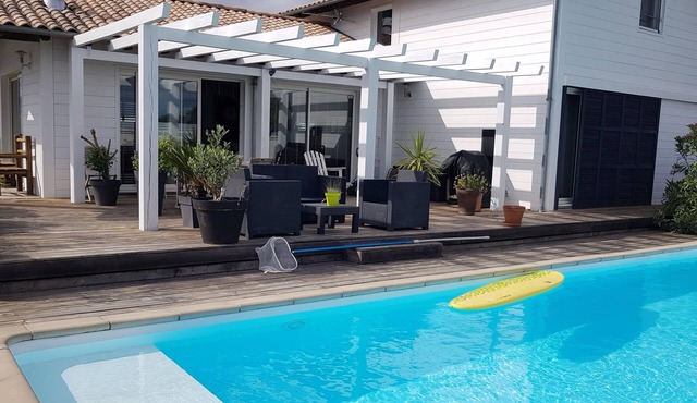WOODEN HOUSE IN THE COUNTRYSIDE, AT THE FOOT OF THE MOUNTAINS, AS THE CROW FLIES FROM THE BEACHES.