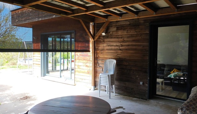 Wooden house on the edge of the Loire, very quiet, swimming pool, pet allowed.