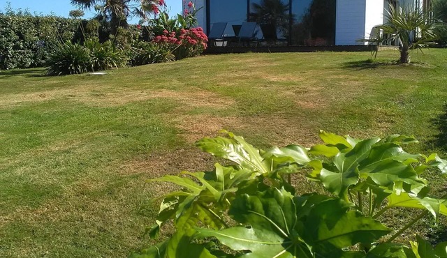 Wooden house overlooking the sea at 180 °.