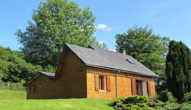 Wooden house with bird sounds on quiet property with free fishing