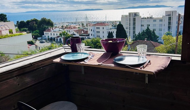 Wooden house with sea view, sleeps 6, 100m from the port and sailing school