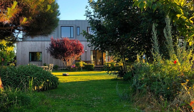 Wooden house with swimming pool 150 m from the beach, large garden