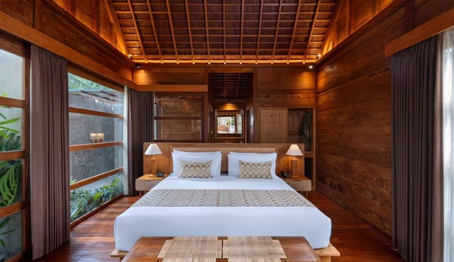 Wooden Retreat Near Ubud Monkey Forest with Infinity Pool & Breakfast