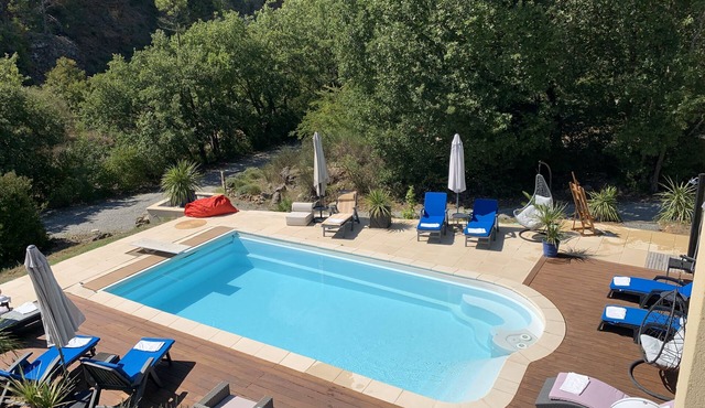 WOODEN SHED IN FULL NATURE 5 MIN FROM LAKE ST CASSIEN