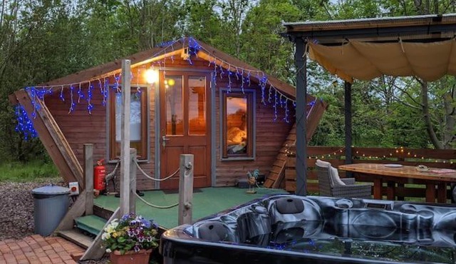 Wooden tiny house Glamping cabin with hot tub 1