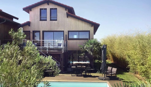 Wooden villa facing the sea