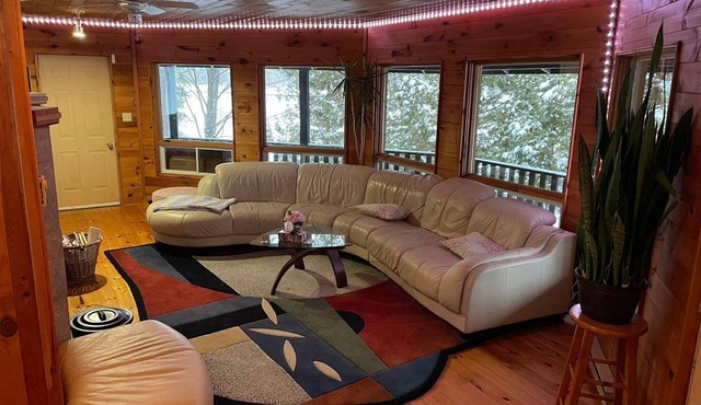 Wooden Waterfront Cottage in Kingston - (Pet-Friendly!)