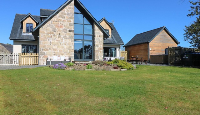 WOODEND CROFT, pet friendly, luxury holiday cottage in Pitmedden