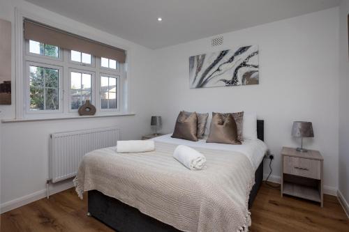 Woodfield Cottage Crawley 3 BR,Parking,Wifi,Garden, nearby Gatwick Airport, Contractor friendly, temporary relocations, business travellers, families