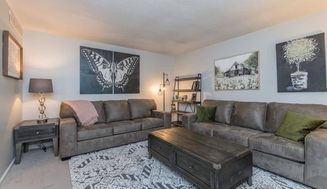 Woodford Stables/Walk to Eckert's Orchard