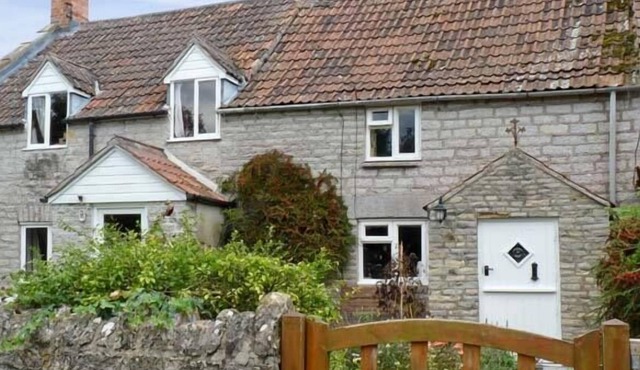 WOODFORDE COTTAGE, pet friendly, character holiday cottage in Babcary