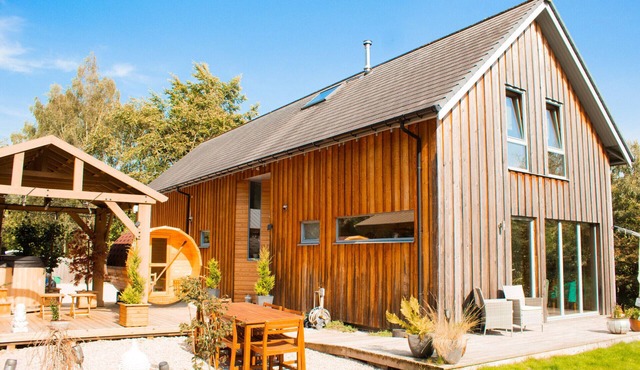 Woodhaus - with hot tub and sauna in Aviemore