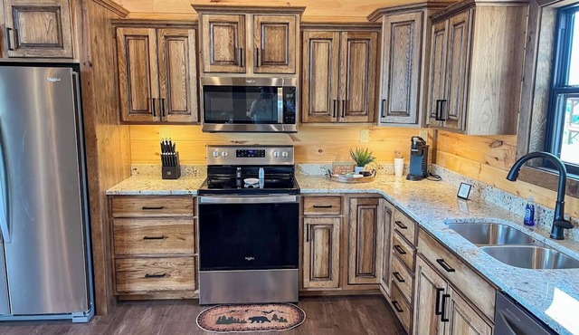 Woodhaven Hideaway! Beautiful cabin located in Van Buren, view of Current River.