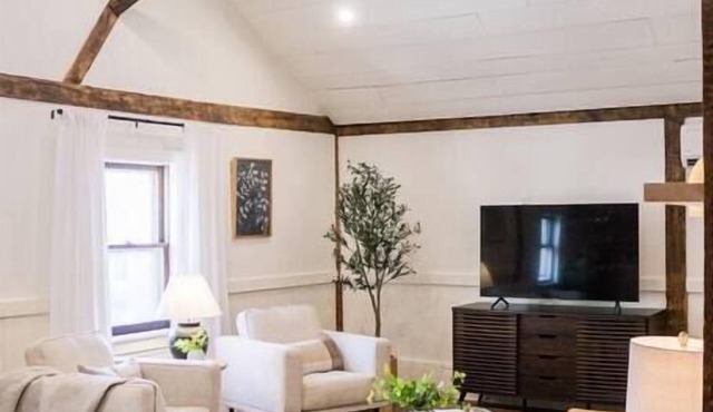 Woodhaven Hideaway: Cozy, luxe retreat; soaking tub