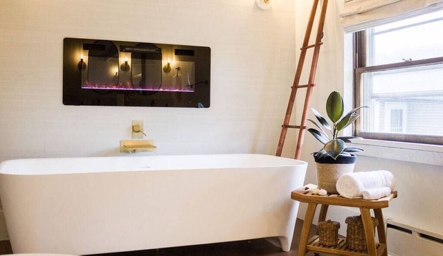 Woodhaven Hideaway: luxe retreat, easy walk to local pool