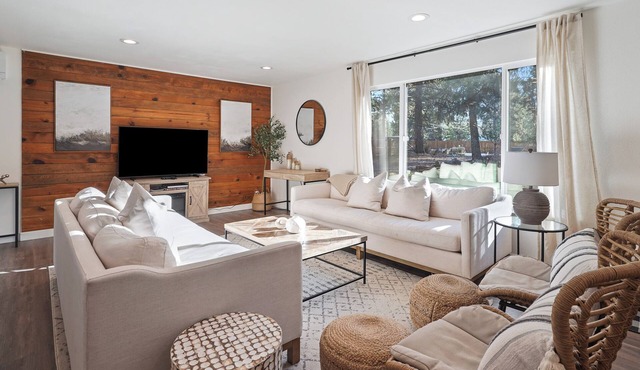 Woodhaven House- 1-Acre Bend Oasis, Hot tub, w/office Studio, Pet-Friendly