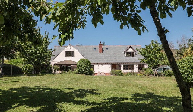 WOODHAY, pet friendly, with hot tub in Washford