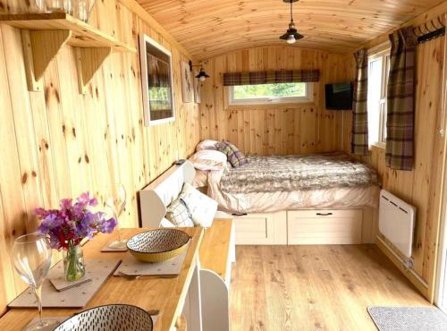 Woodhead Shepherds Hut - Sleeps 2 - Parking