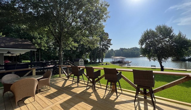 Woodland Bungalow-Hot Tub, Boat Dock, + Game Room