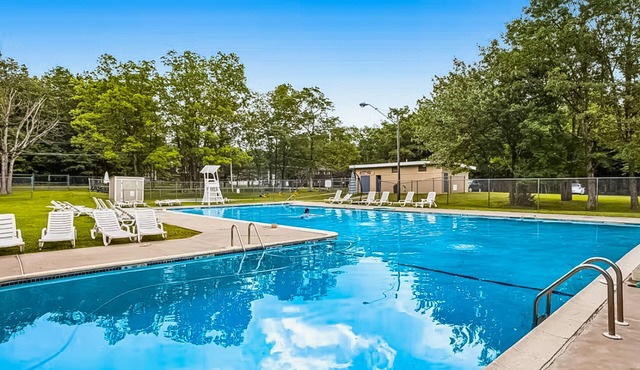 Woodland cabin in gated community with firepit, pools, tennis & lake beach