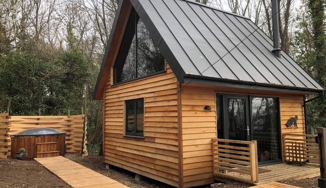 Woodland Cabin Retreat in Alfriston - hot tub