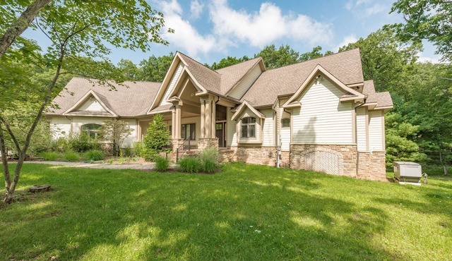 Woodland Chalet: Lake Access, Private Indoor Pool, 2 Hot Tubs!