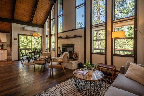 Woodland Chalet Retreat with Hot Tub