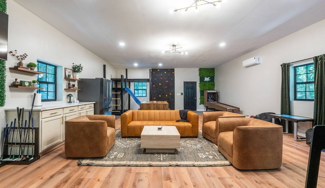 Woodland Clubhouse: Golf, Fishing, Hot Tub, Trail