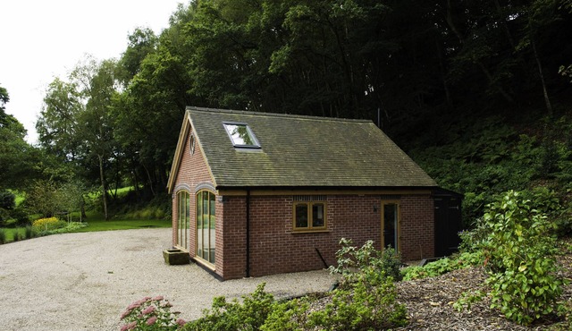 Woodland Cottage at Brook House: A wheelchair accessible rural retreat