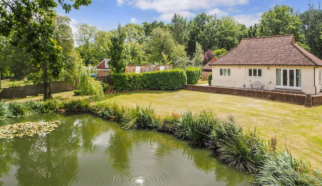 Woodland Cottage by inspirestays.com - a cottage that sleeps 2 guests in 1 bedroom