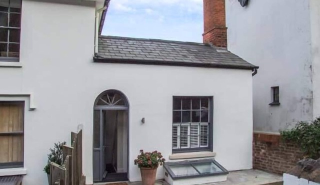 WOODLAND COTTAGE, romantic, character holiday cottage in Malvern