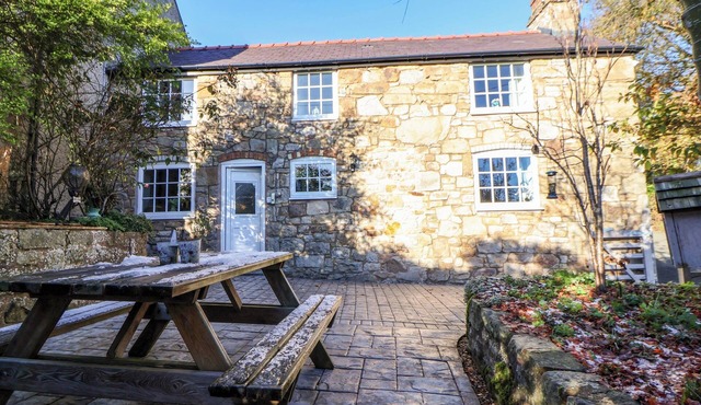 WOODLAND COTTAGE, pet friendly, with open fire in Llangollen