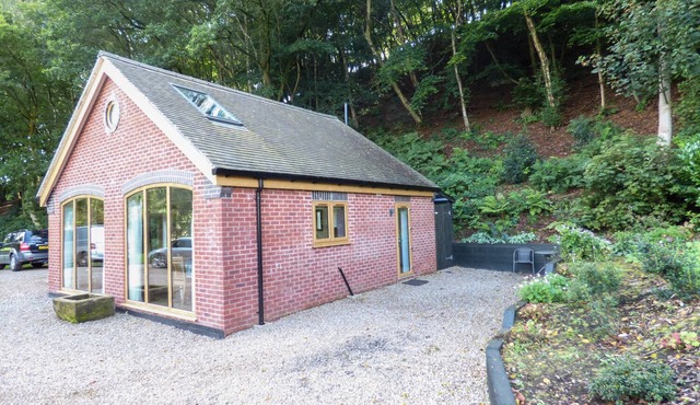 WOODLAND COTTAGE, pet friendly, with a garden in Eccleshall