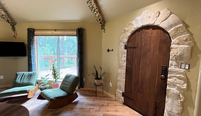 Woodland Cottage Winter Retreat 30 Mins from Denver- WiFi, Kitchen, Sleeps 4