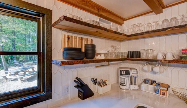 Woodland Creek Cabin - private oasis in the woods with a hot tub!