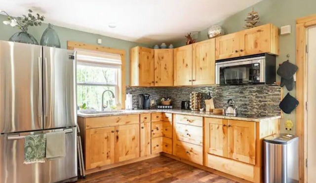 Woodland EcoGreen Guesthouse - Premier Host-Getaway for Two!